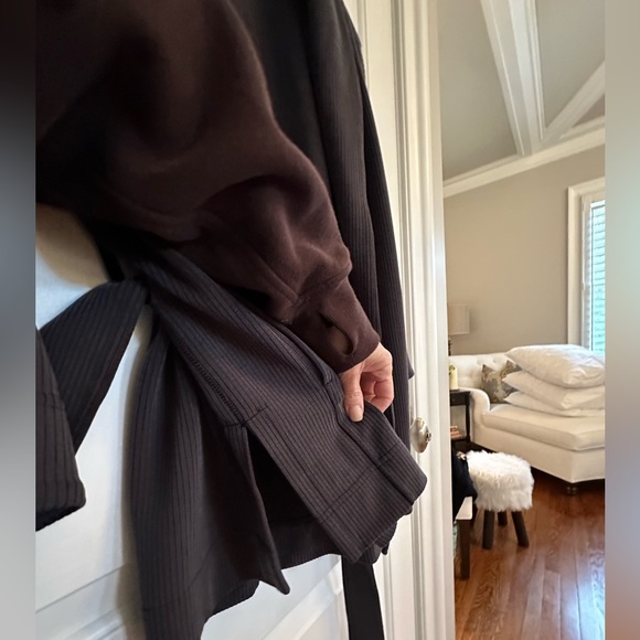 Lululemon soft stream, pants and matching jacket. - Picture 8 of 15